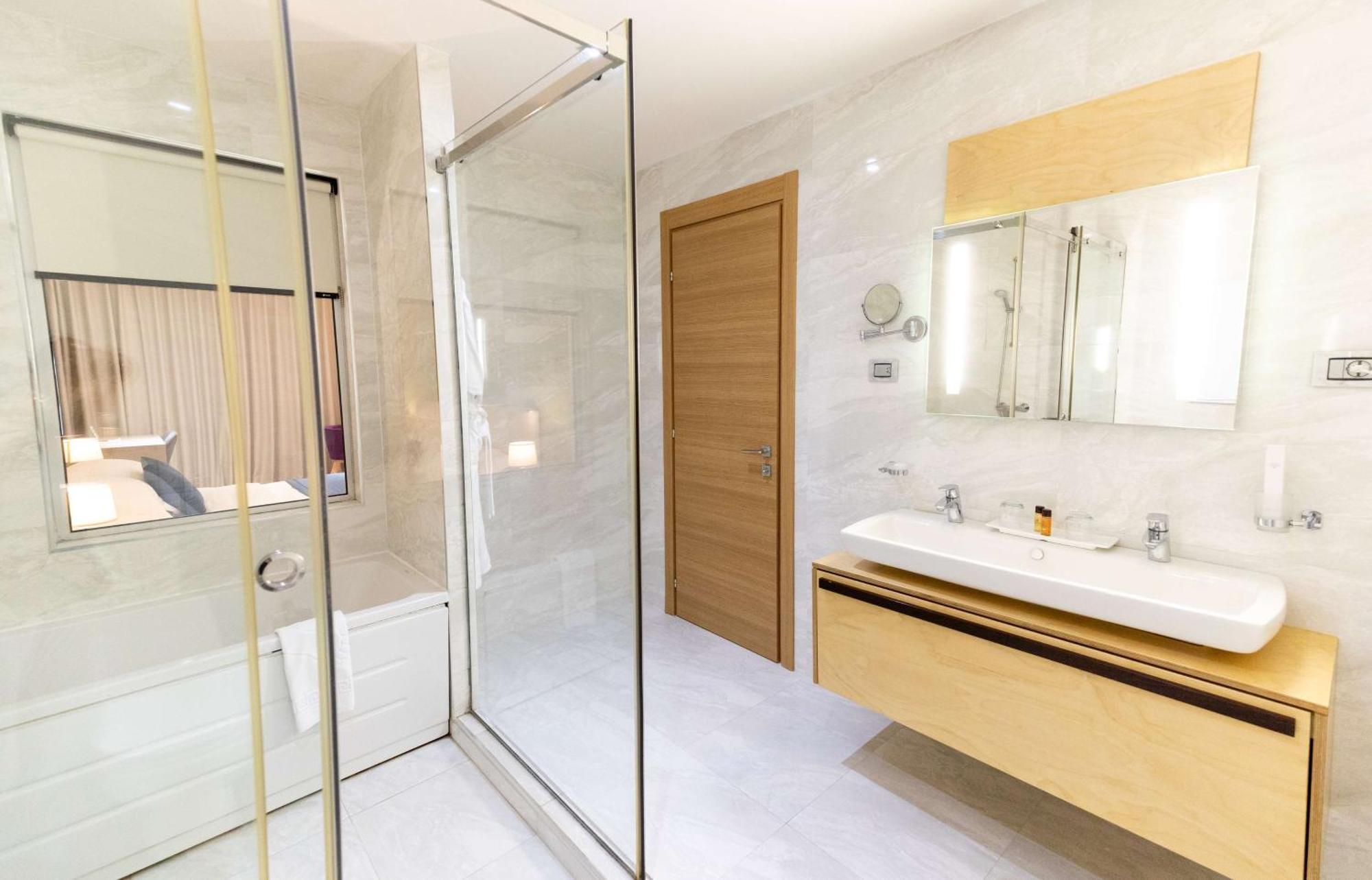 Deluxe King Room Bathtub