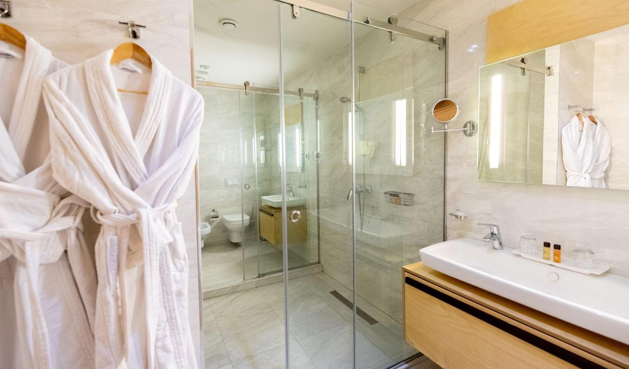 Junior King Suite Bathtub