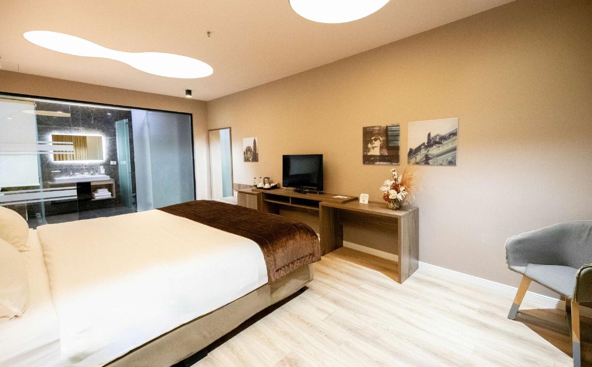 Deluxe King Suite Jacuzzi
